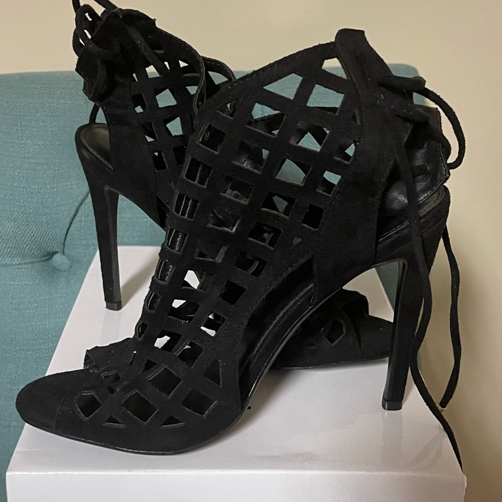 Cape Robbin - Picture 2 of 2